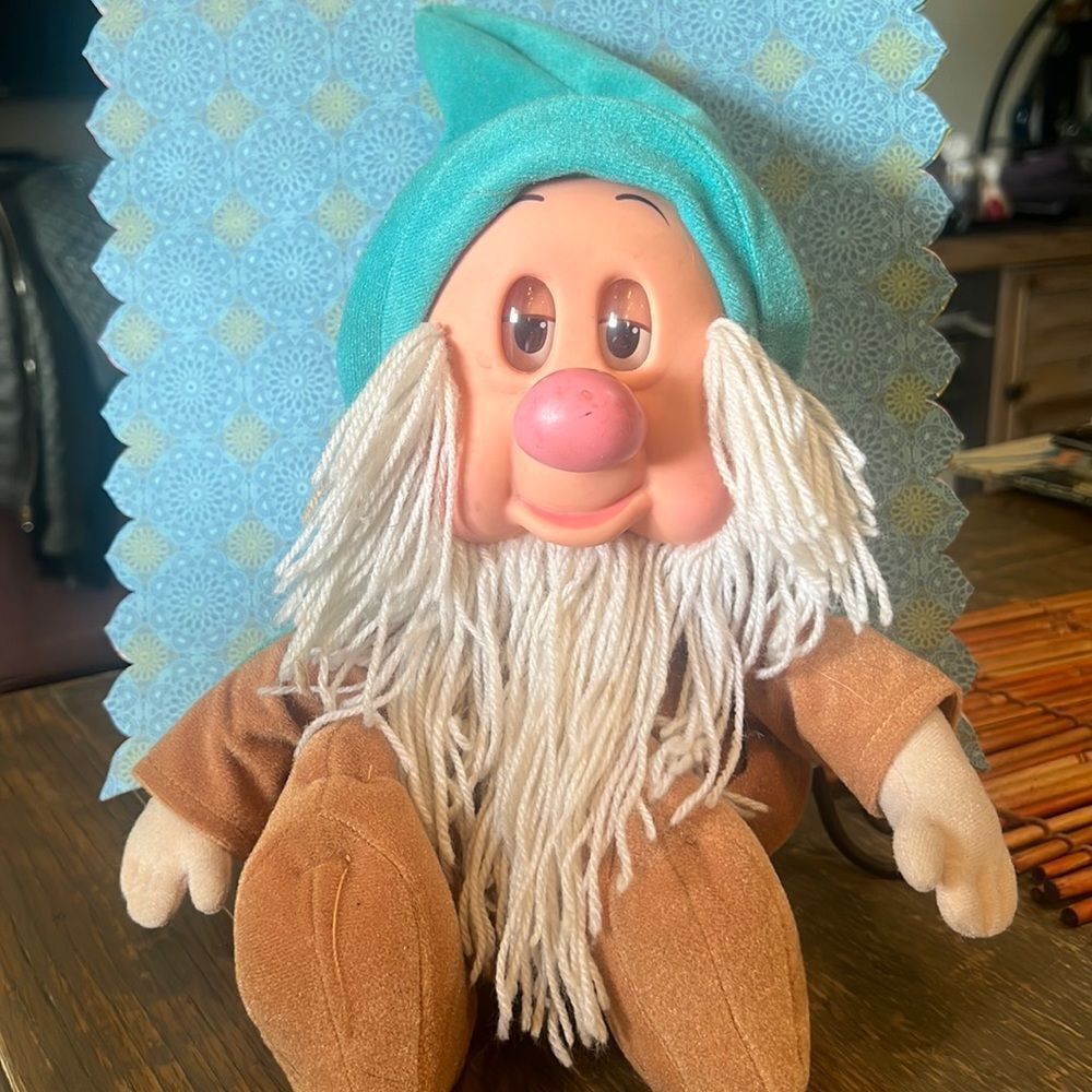 Vintage Mattel 1993 Sleepy Plush Eyes Close & Snores Disney Snow White 7 Dwarfs
